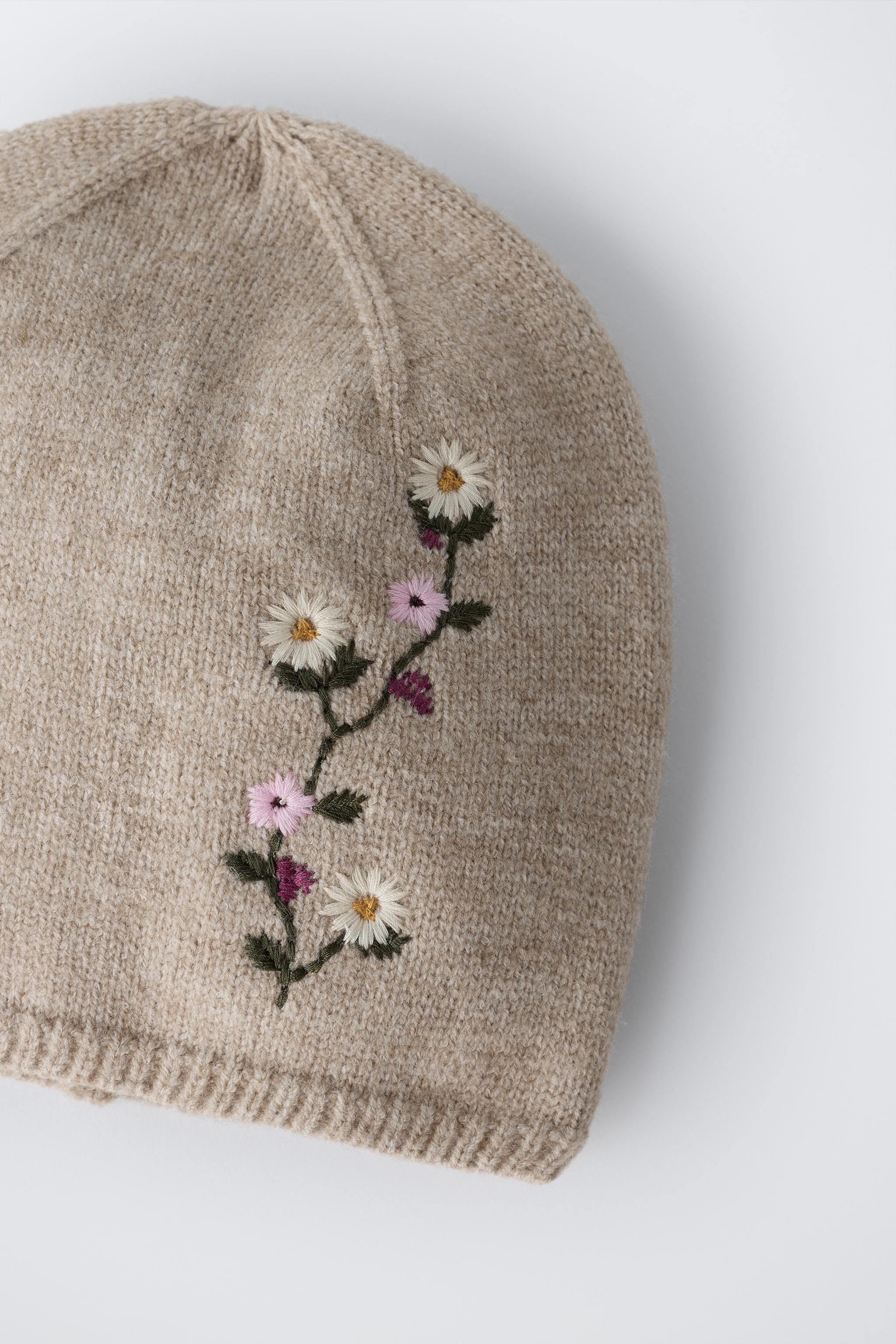 BONNET EN MAILLE À FLEURS BRODÉES